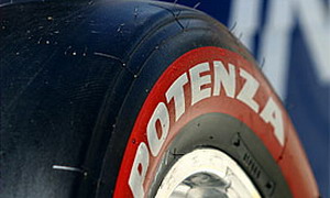 Красные покрышки Bridgestone