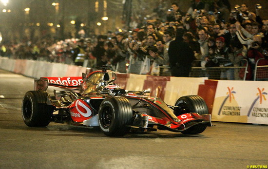 McLaren MP4-22 на улицах Валенсии